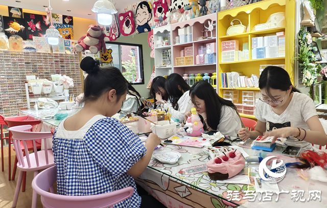 成为年轻人的“解压秘籍”开元棋牌网站手工DIY(图1)