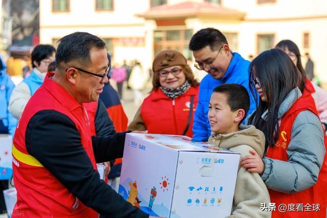 万份爱心礼包新疆困境娃暖冬不缺爱开元棋牌跨越天山送温暖！11(图7)