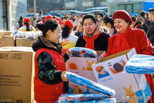 万份爱心礼包新疆困境娃暖冬不缺爱开元棋牌跨越天山送温暖！11(图3)