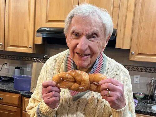 ”逝世100岁还在接诊从不吃午餐开元棋牌app“全球最年长医生(图2)